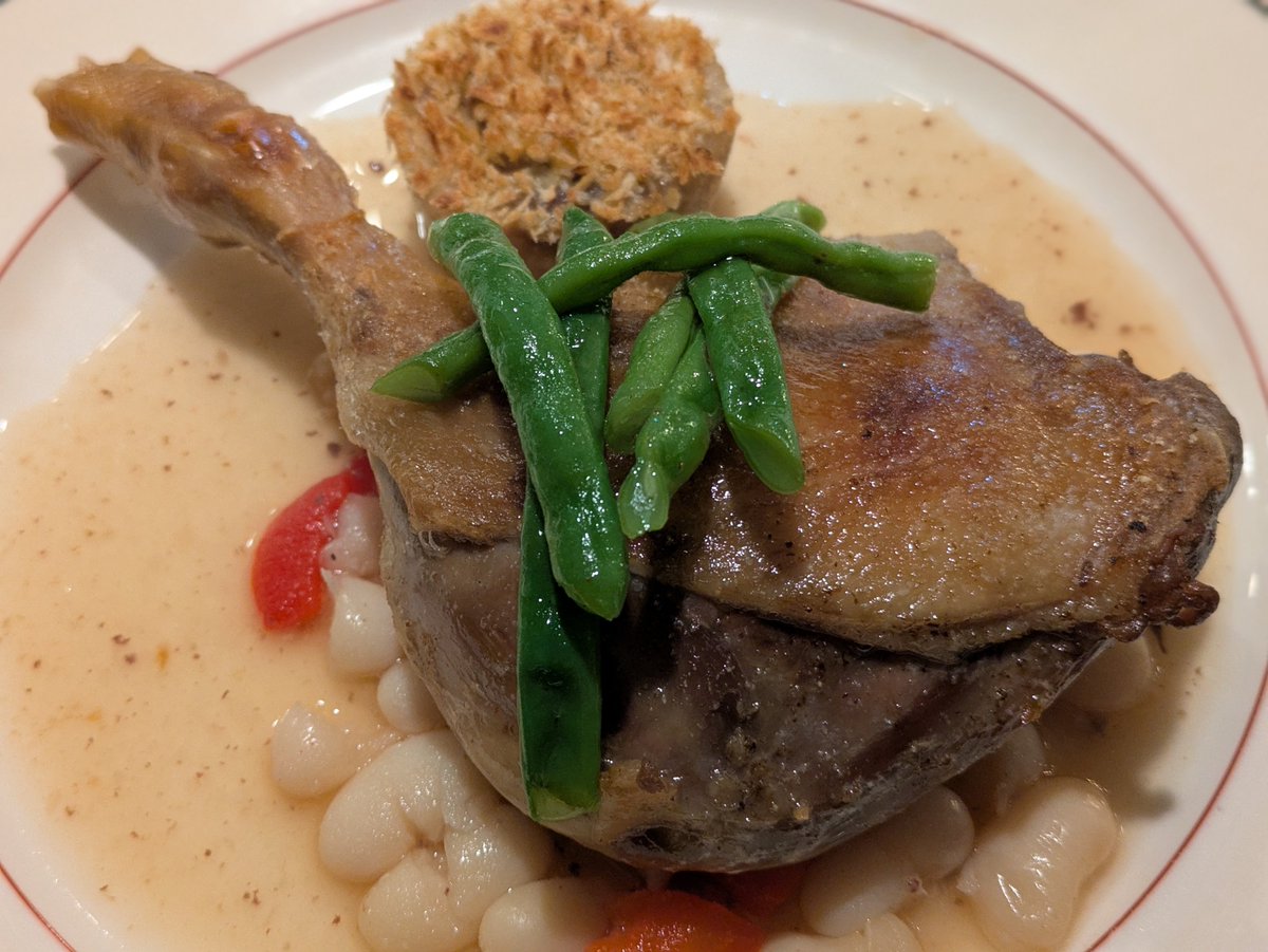 本質を求めるフランス料理愛好家たちの最終目的地として長年にわたりその名を轟かせる四ツ谷「北島亭(きたじまてい)」。
骨太で質実剛健な料理を失神するまで食べ続ける。現代の潮流とは逆行するスタイルであり、本質は装飾に勝ることを力強く証明してくれるレストランです。
takemachelin.com/2025/10/kitaji…