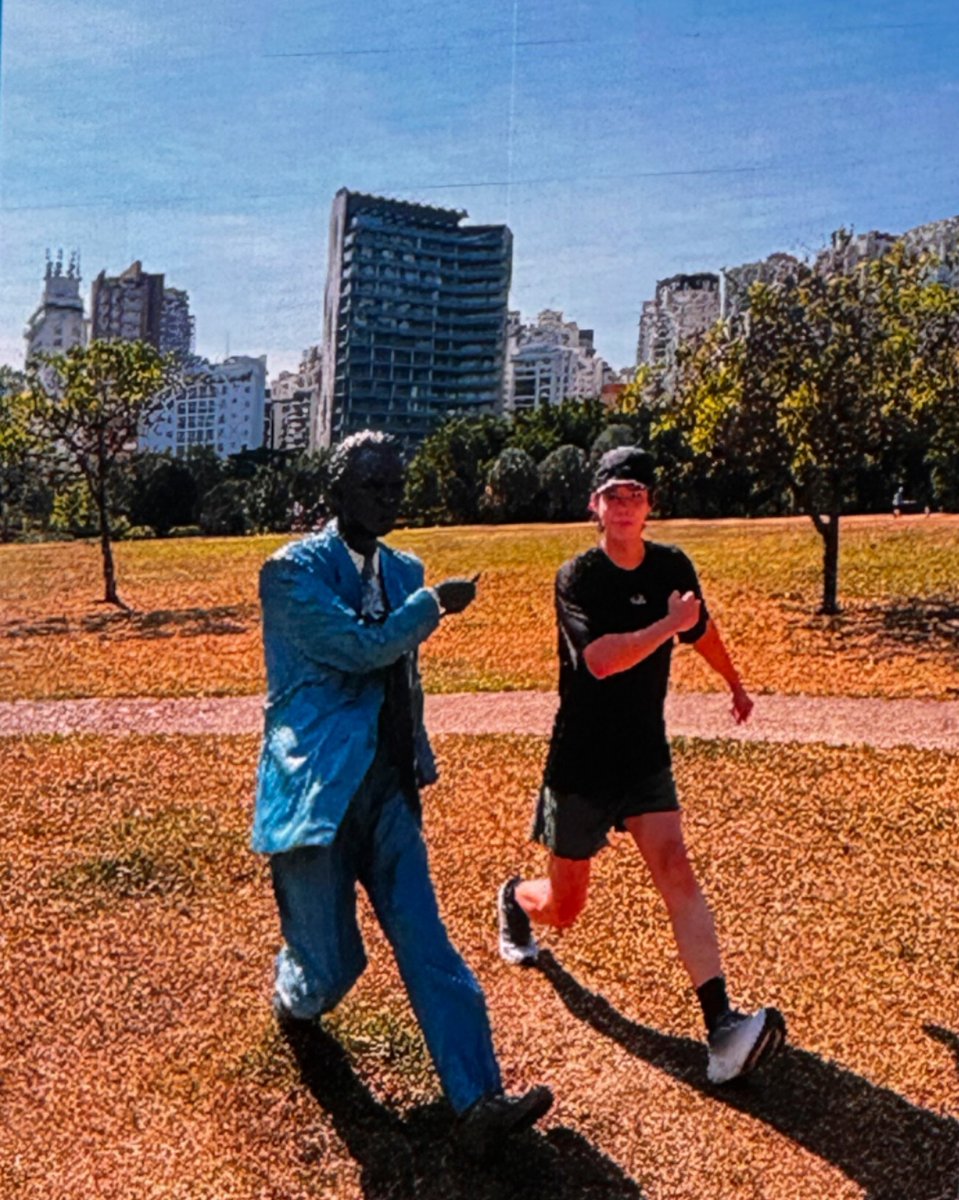 cintia_com's tweet photo. Querido amigo Bo Gum estive no mesmo local onde você esteve em São Paulo e tentei refazer a sua pose, acho que falhei na tentativa. 😂🤭
Mas foi maravilhoso estar no mesmo local onde você esteve!
#ParkBoGum #박보검 #朴寶劍 #パクボゴム #Bogummy #Bogummies #BogumsFriends https://t.co/9TmxTxQsoh