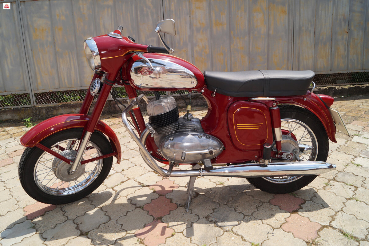 Moto_History's tweet image. The early 1960s Czechoslovakian Jawa was a very attractive motorcycle.  Imported by Savco in NY and Cycle Imports in LA, the company was not able to build a strong dealership network in the US.  #jawa   #europeanmotorcycles  #motorcycleengineering  #motorcycleenthusiasts