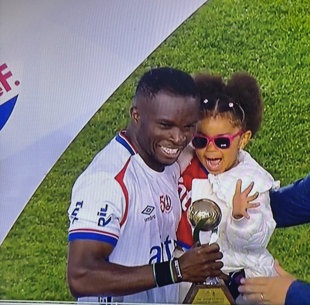 Esta es la imagen del día. Christian  Ebere con la hija de Juan Izquierdo. Nada más para decir que GRACIAS JUGADORES 🏆