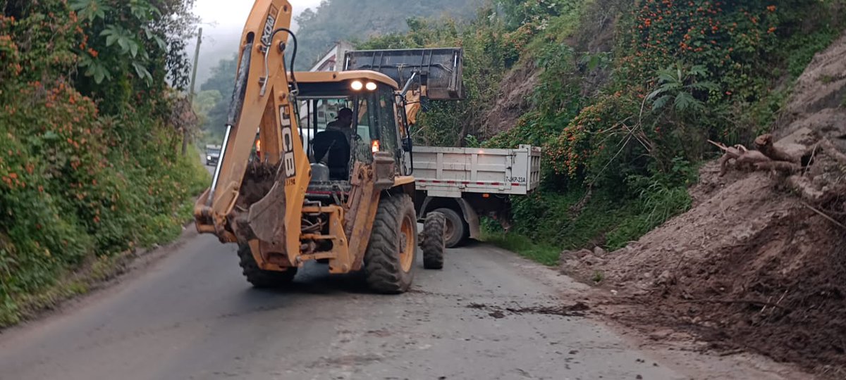 juliomenchaca_'s tweet image. Retiramos escombro en la carretera estatal Molango–Xochicoatlán, para restablecer la comunicación y facilitar el tránsito de las familias de la región.

#HidalgoUnido
#PrimeroElPueblo