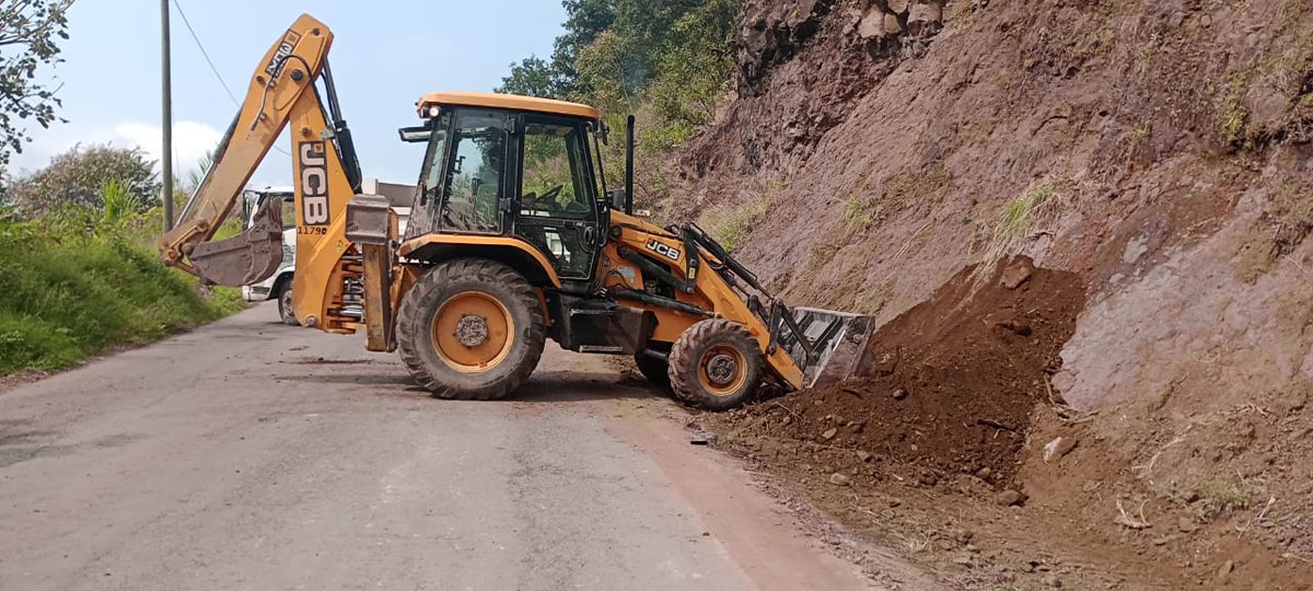 juliomenchaca_'s tweet image. Retiramos escombro en la carretera estatal Molango–Xochicoatlán, para restablecer la comunicación y facilitar el tránsito de las familias de la región.

#HidalgoUnido
#PrimeroElPueblo