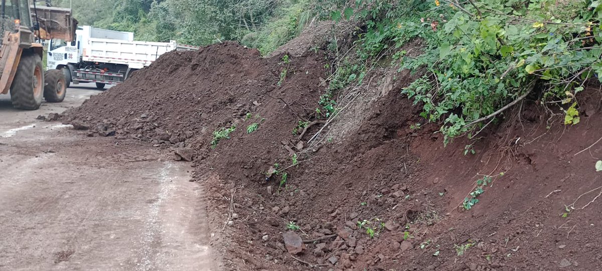 juliomenchaca_'s tweet image. Retiramos escombro en la carretera estatal Molango–Xochicoatlán, para restablecer la comunicación y facilitar el tránsito de las familias de la región.

#HidalgoUnido
#PrimeroElPueblo