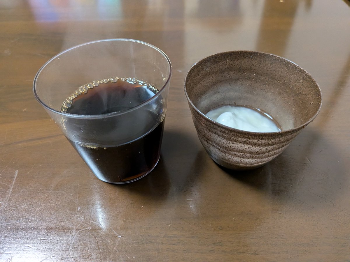 cross_check2010's tweet image. 生憎今日も元気だコーシー☕️は美味いしヨググルトもんんまぃ(全部プリソ🍮のカップですw