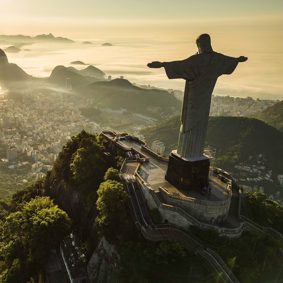bchartsnet's tweet image. 🇧🇷 Há rumores de que ROSALÍA gravou um projeto audiovisual no Cristo Redentor. Agora, ela aguarda fãs no local para ouvirem e tirarem dúvidas sobre o “LUX”.