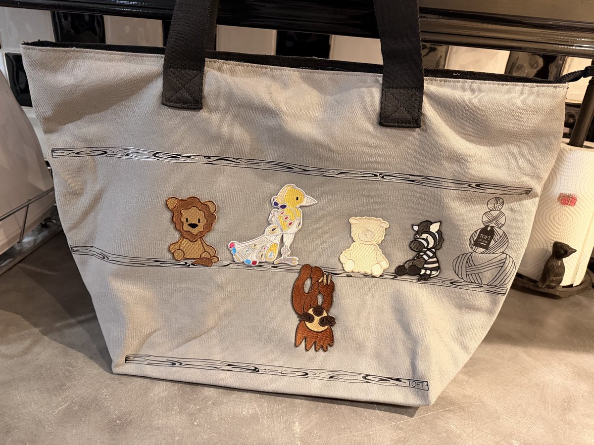 NatCBrooks's tweet photo. Yay! My Black Friday bargain arrived today! 🖤💰🪡🧶 My @toft_uk collector’s stash bag, complete with my iron on patches! 🎉 Love it! 🥰
#craftynat83 #toft #toftuk #edsanimals #crochet #loveit #blackfridaygoodies #edsanimalspatch #wool #treatmyself #fun https://t.co/jjU6PbrBq5