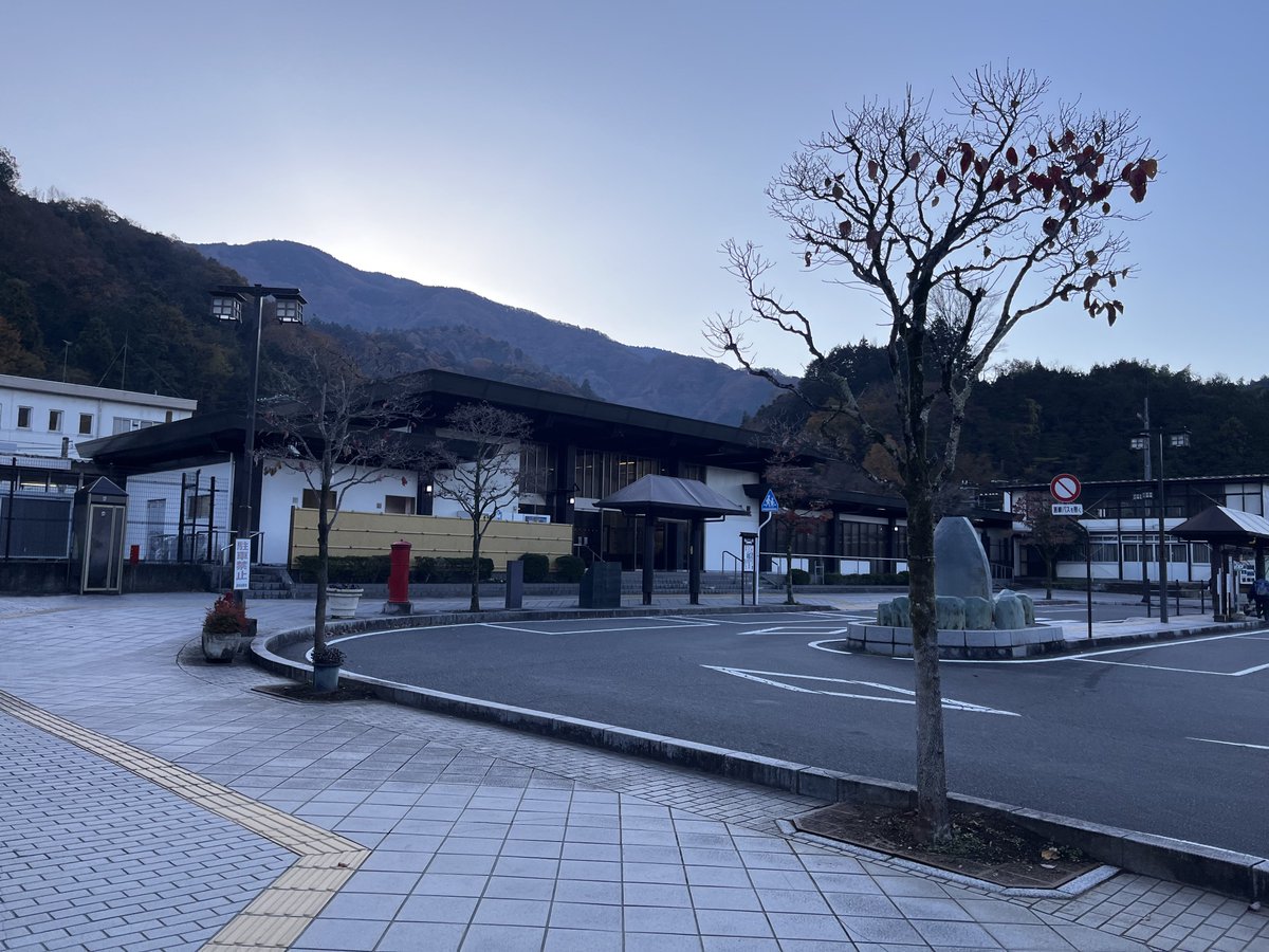 yuru_minoblog's tweet image. 今日の身延駅。3℃☀️🏔️🍁