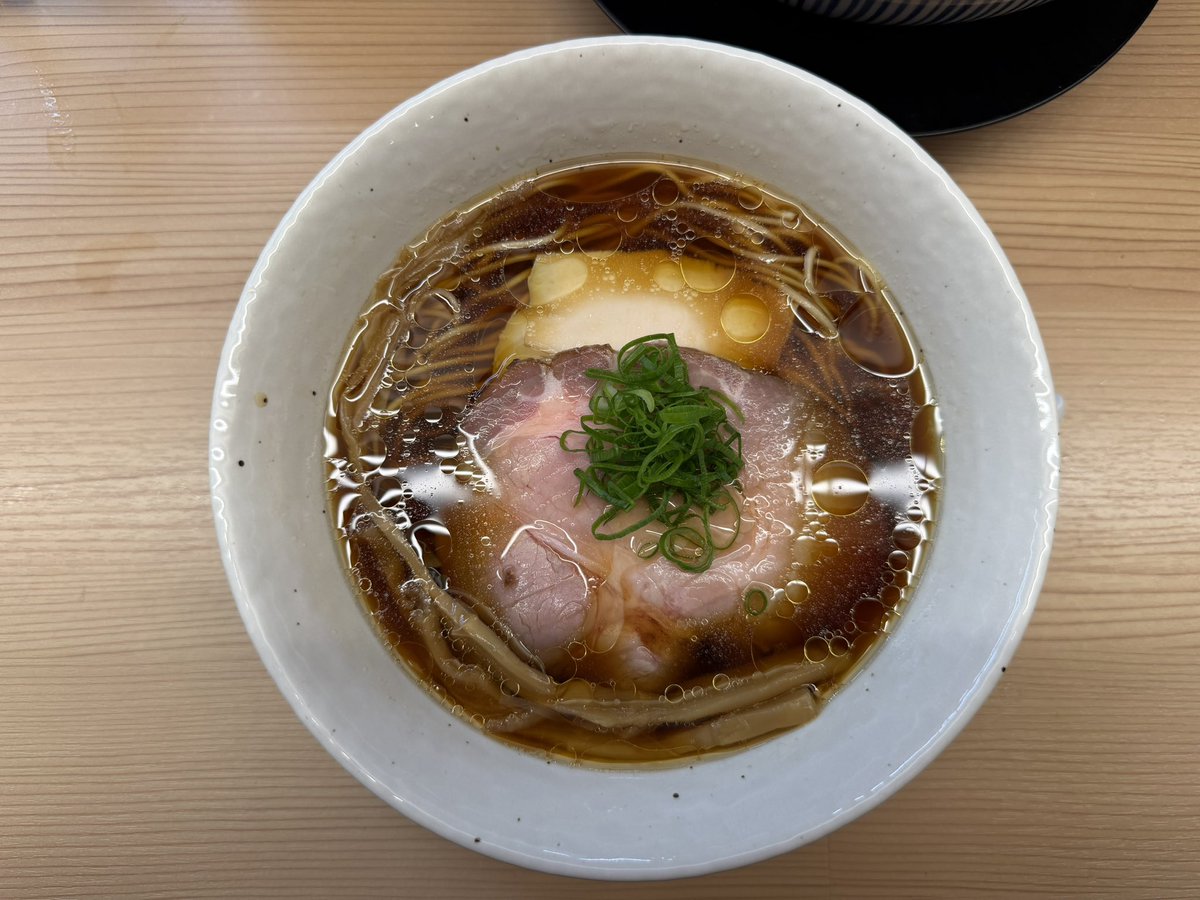 toshiyabu's tweet image. らーめんてしお　鶏醤油らーめん

中太麺食べたら細麺も食べたくなったので2杯目
濃いめの細麺変更でお願いしました

鶏のふくよかなスープにキレのある醤油

さっくりと歯切れのいい麺がスープをしっかり吸い込んでめっちゃ美味しい

柔らかい穂先メンマもいい箸休め

ご馳走様でした