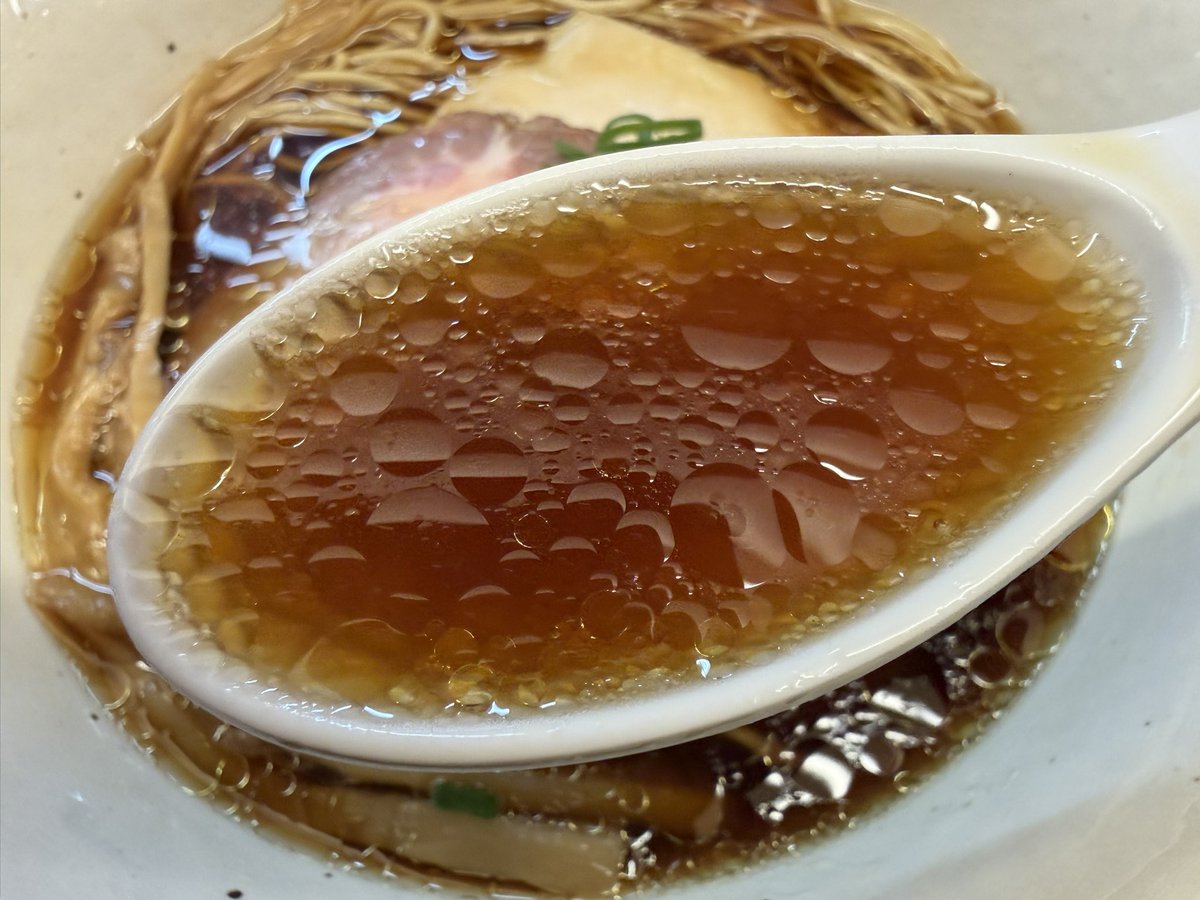 toshiyabu's tweet image. らーめんてしお　鶏醤油らーめん

中太麺食べたら細麺も食べたくなったので2杯目
濃いめの細麺変更でお願いしました

鶏のふくよかなスープにキレのある醤油

さっくりと歯切れのいい麺がスープをしっかり吸い込んでめっちゃ美味しい

柔らかい穂先メンマもいい箸休め

ご馳走様でした