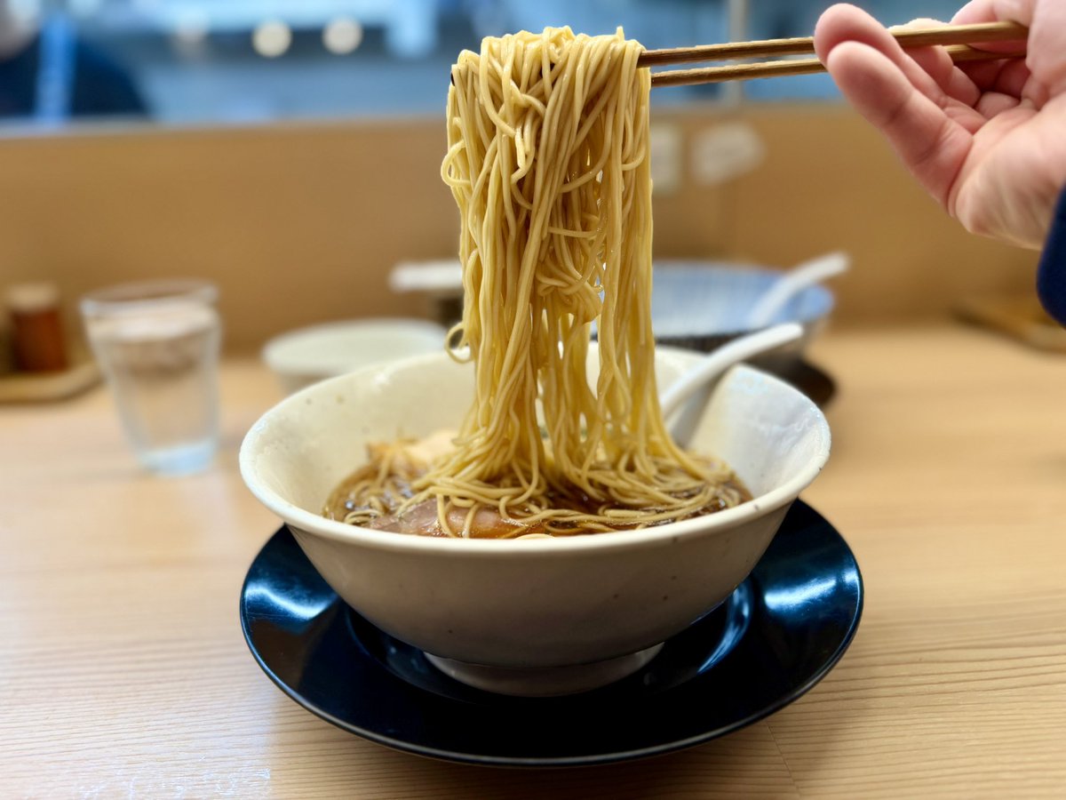toshiyabu's tweet image. らーめんてしお　鶏醤油らーめん

中太麺食べたら細麺も食べたくなったので2杯目
濃いめの細麺変更でお願いしました

鶏のふくよかなスープにキレのある醤油

さっくりと歯切れのいい麺がスープをしっかり吸い込んでめっちゃ美味しい

柔らかい穂先メンマもいい箸休め

ご馳走様でした