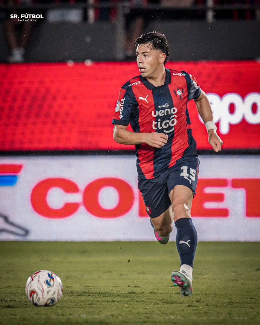 SrFutbolPy's tweet image. Completamente merecido. Ahora mismo, Blas Riveros está siendo 𝗢𝗩𝗔𝗖𝗜𝗢𝗡𝗔𝗗𝗢 por la hinchada de Cerro Porteño en el ueno Defensores del Chaco. El lateral, de nivel sobresaliente, va a ganar su primer título en el fútbol de nuestro país. 👏🏻🇵🇾