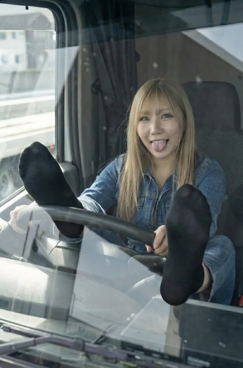 AuraBabyy's tweet photo. 彼氏のいない長距離トラック女子なんてこんなもんだよ笑笑 https://t.co/nLN0Ui4lzp