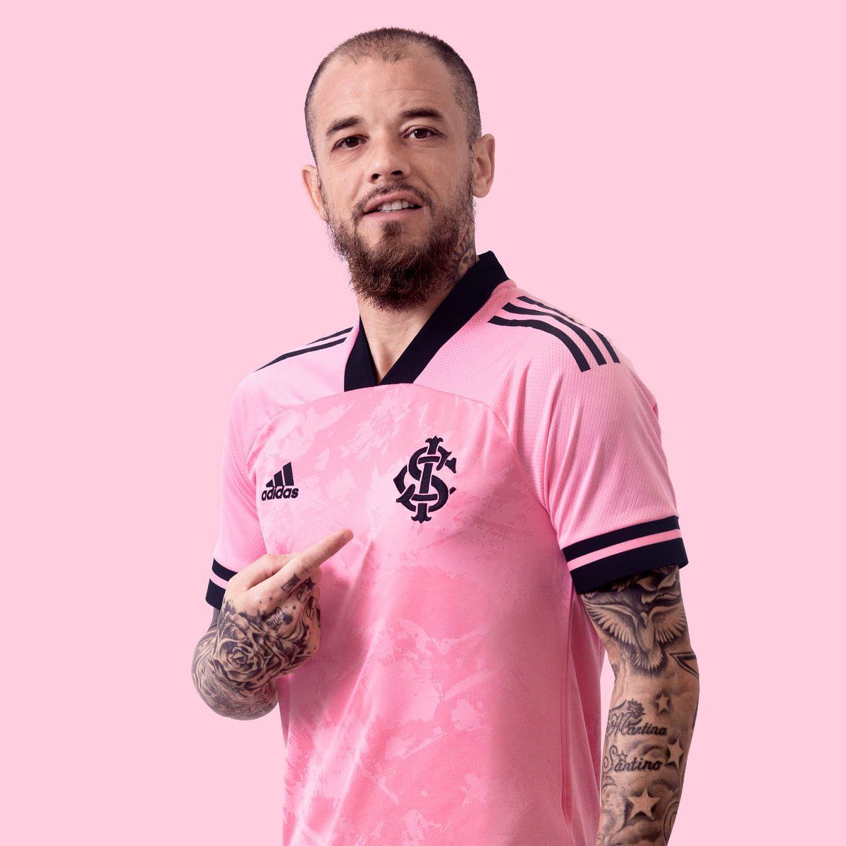 DataFutebol's tweet image. Abel Braga na entrevista coletiva:

“Eu não quero a porra do meu time treinando de camisa rosa, parece time de viad*"

Não é bait. Ele realmente disse isso.