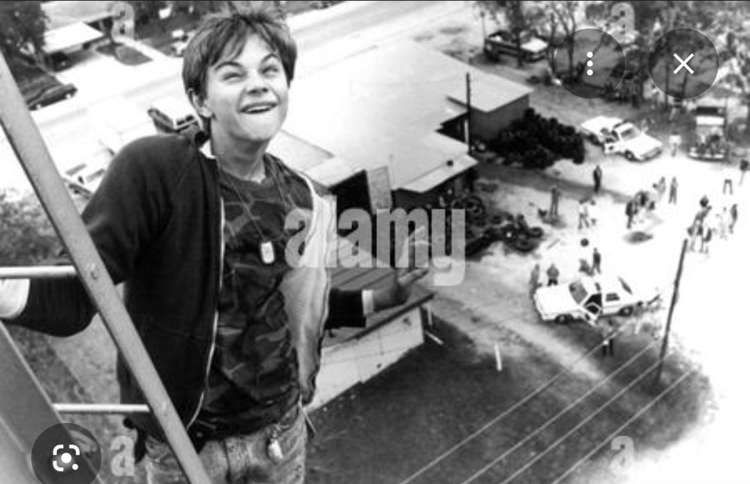 BeJeStraVoe's tweet photo. Why did Johnathan Byers look like Arnie climbing the tower? #StrangerThings5 https://t.co/UTicyBG7CL
