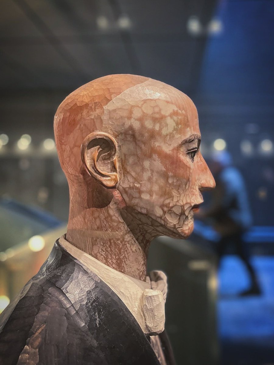 miyamototo's tweet image. 昨日は長女が所属する学習院輔仁会音楽部の定期演奏会を、すみだトリニティホールで聴く。終演後の賑やかなロビーで、不意に桂さんと再会。長女が赤ん坊のとき、抱っこしていただいた。あちらでも彫り続けれおられるだろうか。ピアニストの彫像でタイトルは《彫刻》。