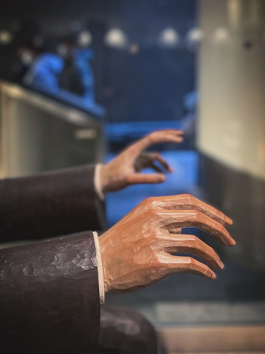 miyamototo's tweet image. 昨日は長女が所属する学習院輔仁会音楽部の定期演奏会を、すみだトリニティホールで聴く。終演後の賑やかなロビーで、不意に桂さんと再会。長女が赤ん坊のとき、抱っこしていただいた。あちらでも彫り続けれおられるだろうか。ピアニストの彫像でタイトルは《彫刻》。