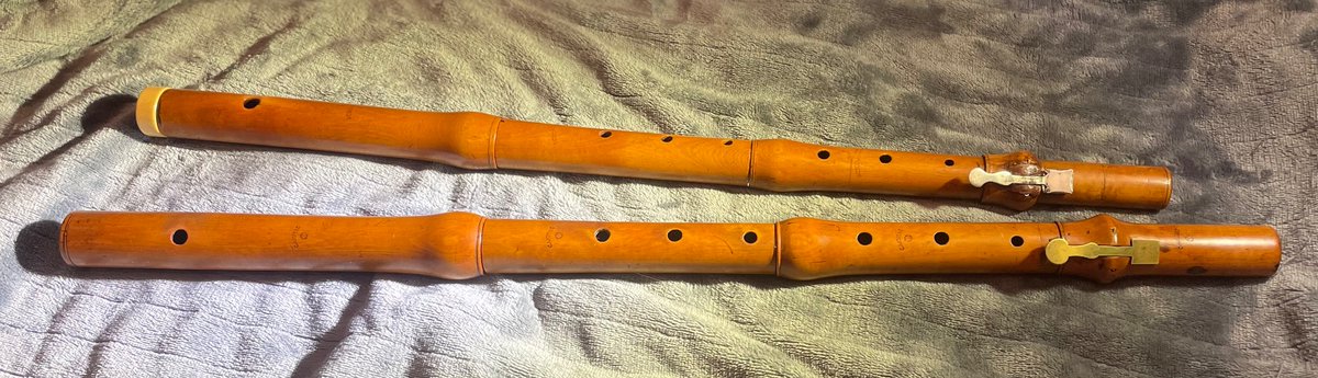 トラヴェルソ 2本のトラヴェルソ 上が動画で吹いているE管、シューハート作、1780