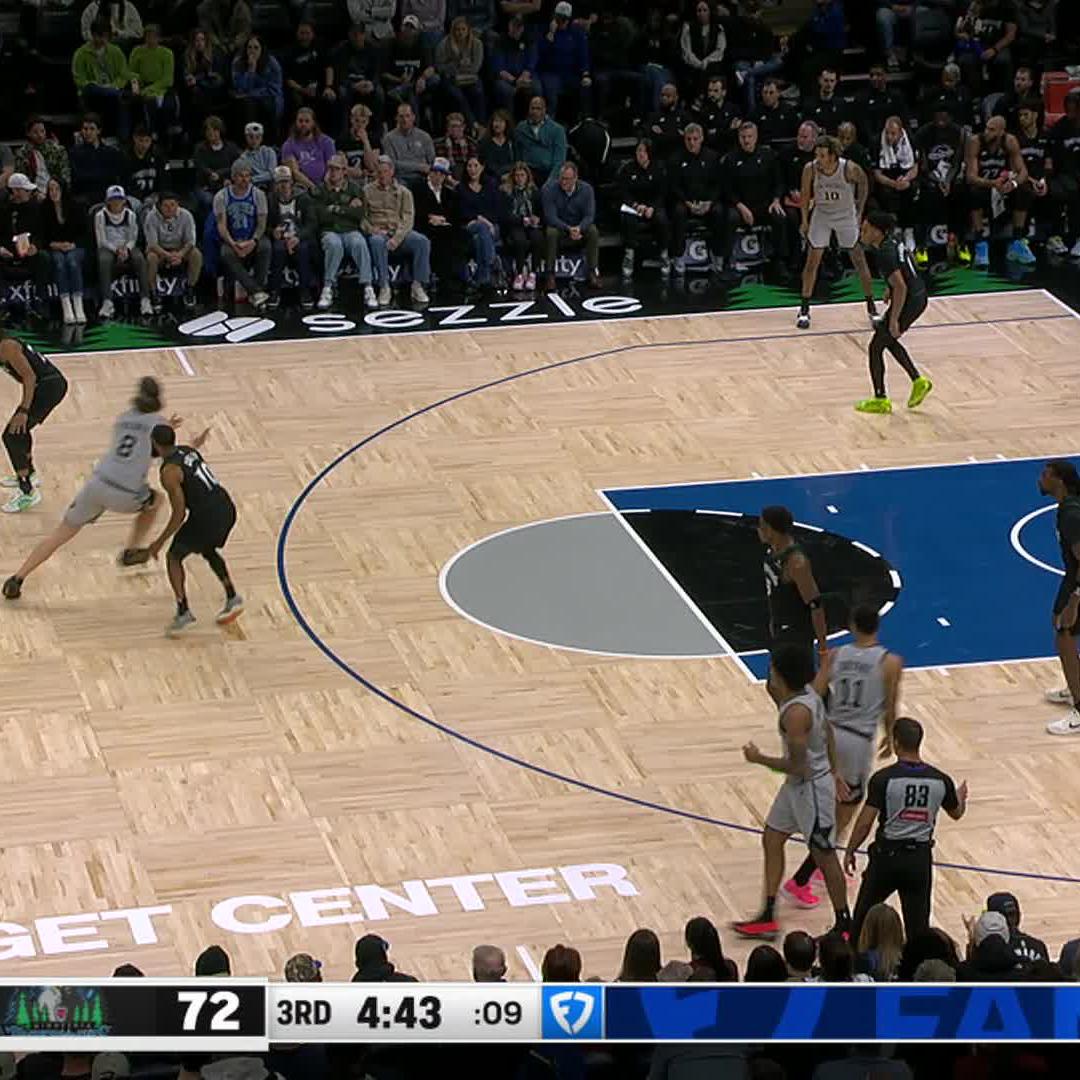 Soft touch at the rim ✨

📺 @FanDuelSN_SW 