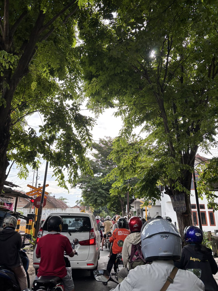 Pagi2 emosi sama kelakuan orang tll yg brhenti menuhin jalan 2 arah pas nunggu kereta.
Akhirnya malah bikin lamaa krena macetttt dari sberang jg gabisa maju.
Aneh bgt orang orang ni.