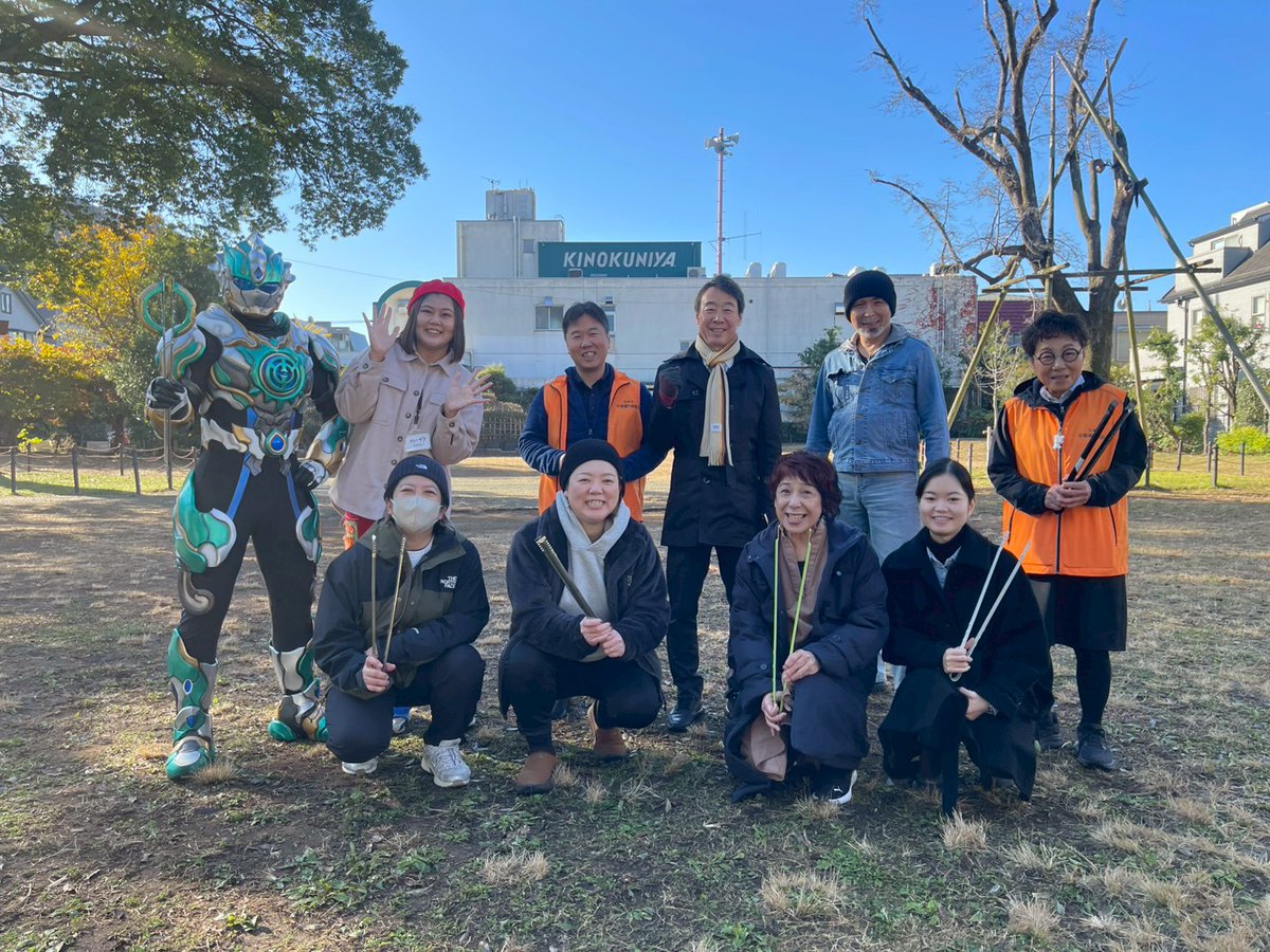 KaichonoTweet's tweet photo. 今朝は
今年最後の定期清掃活動でした

今年も残りひと月となりました
皆様ご自愛ください

#リベスト中道通り店
#カンタベリー吉祥寺店
#knlab 
#マザーハウス吉祥寺 
#小さないやしのテーマパーク 
#おそうじ本舗吉祥寺店 
#中道通り商店会 
#中道通り
#定期清掃
#蒼象神ザナ 
#えりこお姉さん https://t.co/AGiFLF214S