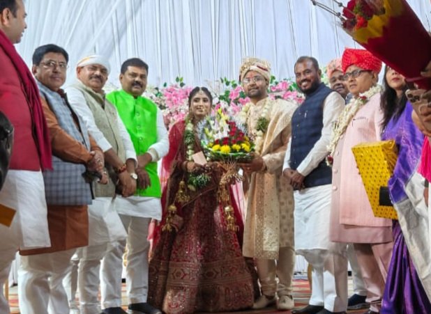 JDUUmeshSingh's tweet image. कल संध्या बिहार राज्य अतिपिछड़ा आयोग के अध्यक्ष प्रो. नवीन आर्या चंद्रवंशी जी की सुपुत्री के शुभ विवाह समारोह में सम्मिलित हुआ। नवविवाहित दम्पति को अनंत प्रेम, निरंतर खुशियाँ और उज्ज्वल भविष्य की हृदय से मंगलकामनाएँ।