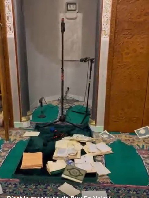 CitizenMediaFR's tweet image. 🚨🇫🇷🕌 ALERTE INFO 

Le 30 novembre 2025, au Puy-en-Velay (Haute-Loire), des individus se sont introduits EN PLEIN JOUR dans la mosquée locale et ont profané LE CORAN en DÉCHIRANT plusieurs exemplaires et en les JETANTS au sol. 

Heureusement, aucun fidèle n&apos;a été blessé, mais…