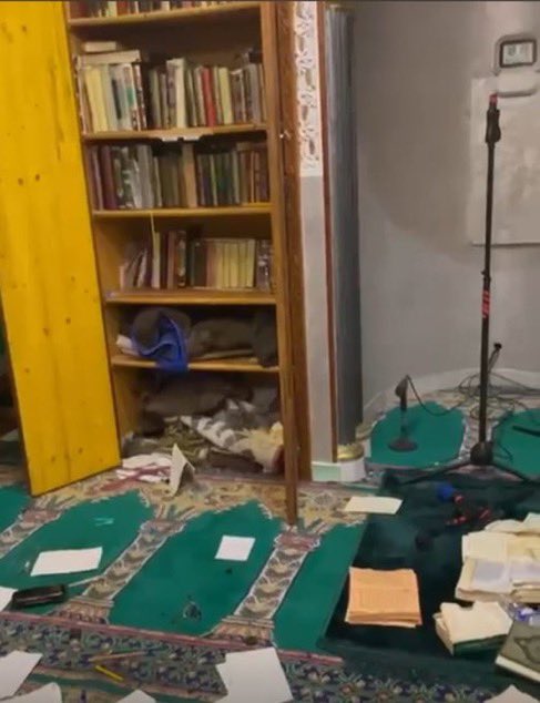 CitizenMediaFR's tweet image. 🚨🇫🇷🕌 ALERTE INFO 

Le 30 novembre 2025, au Puy-en-Velay (Haute-Loire), des individus se sont introduits EN PLEIN JOUR dans la mosquée locale et ont profané LE CORAN en DÉCHIRANT plusieurs exemplaires et en les JETANTS au sol. 

Heureusement, aucun fidèle n&apos;a été blessé, mais…