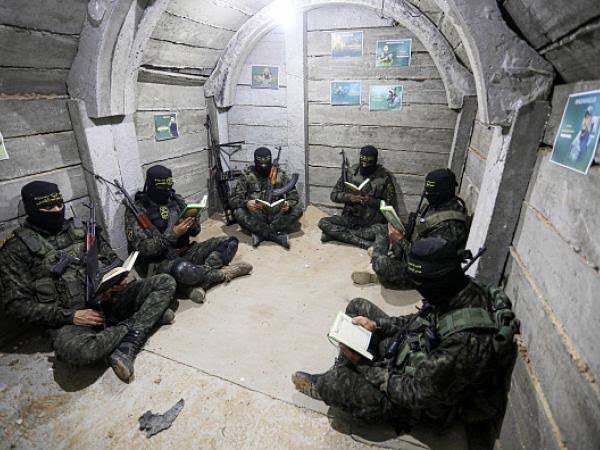 من أدرك فتيةَ الكهف لن يخذل فتية النفق تعددت المشاهد والإلهُ واحد