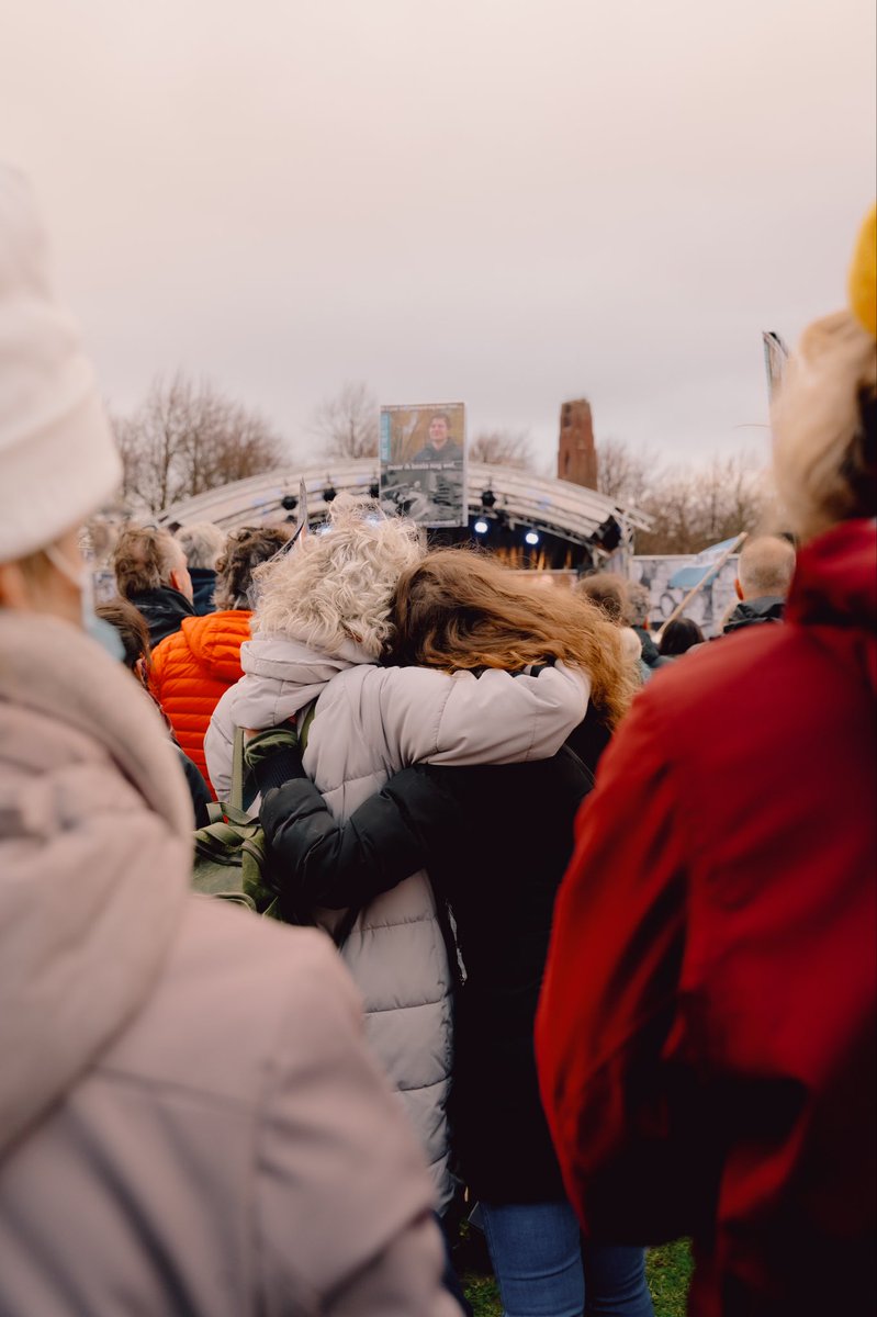 NietHersteld's tweet photo. Ons hart is vol! 💙 Dank dat jullie zo massaal samen met ons een vuist maakten tegen het verdwijnen! Op het Malieveld én online. 

Samen zijn we deze beweging. Samen strijden we door, tot dat het niet meer hoeft. Samen staan of liggen we sterker! 💙✊ #NietHersteld #PAISProtest https://t.co/9dISFDlxhe
