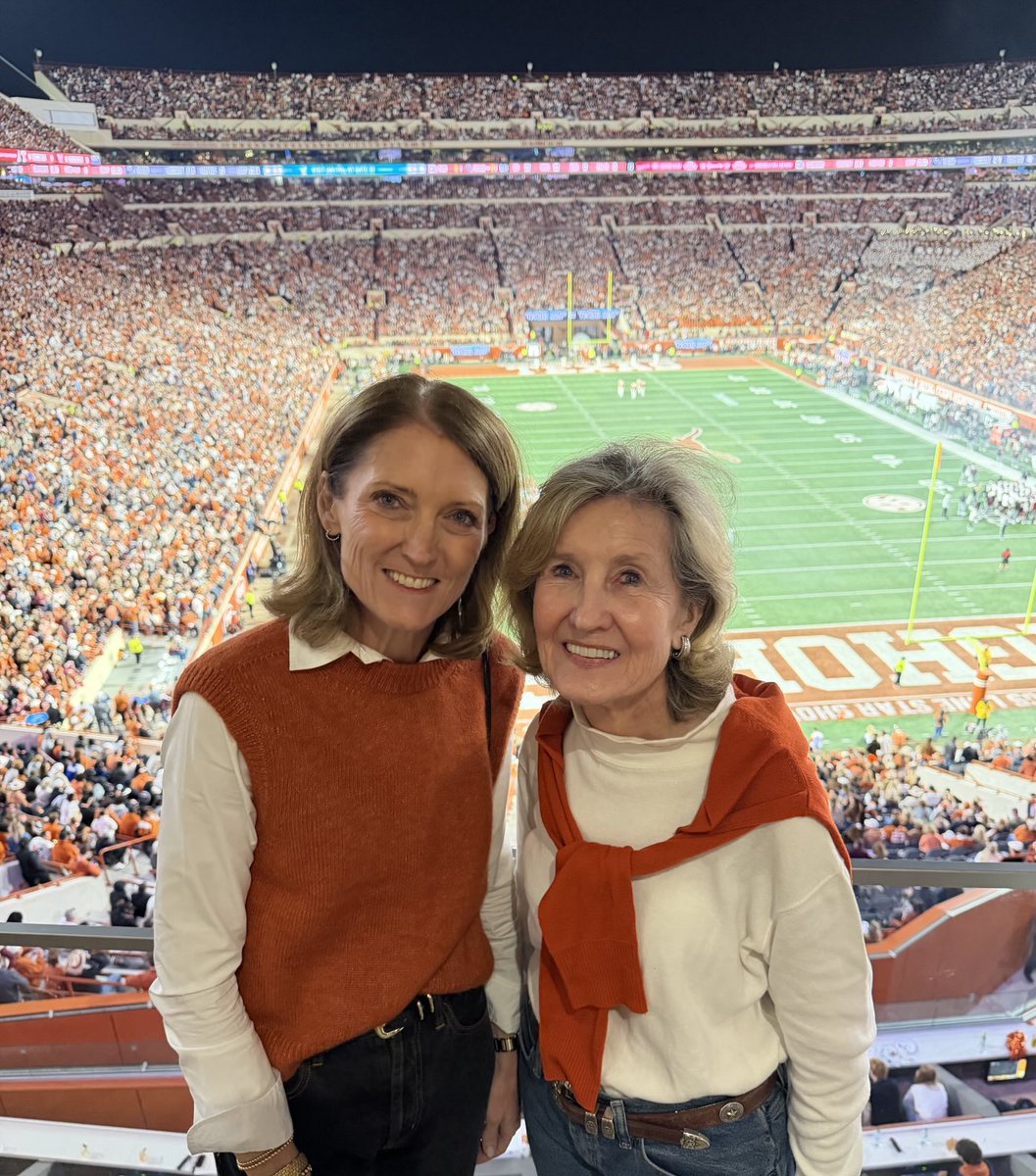 kaybaileyhutch's tweet photo. So happy to share ⁦@UTAustin⁩ ⁦@TexasFootball⁩ victory with ⁦@lindseyparham⁩ and 50,000 like-minded others! ⁦@TexasExes⁩ https://t.co/4U1pr2LWAR