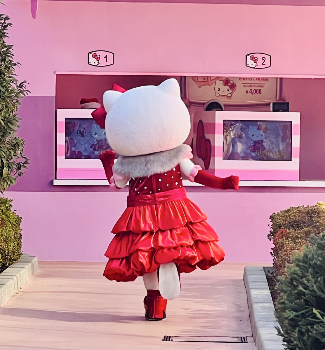 kohimangetsupon's tweet image. キティちゃん走ってる
お姿もかわい🩷
#USJ #USJファン 
#ハローキティ