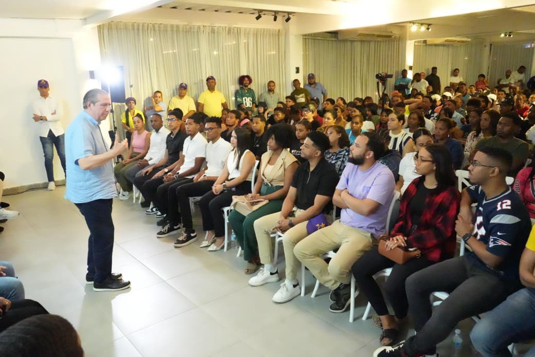 💜Jóvenes d SDE participaron en gran encuentro d diálogo con el próximo presidente Francisco Javier
Un espacio d ideas, compromiso y visión d futuro
Hoy más q nunca, la juventud apuesta por el retorno al poder 2028 para recuperar el bienestar d nuestro país

#FranciscoJavier2028