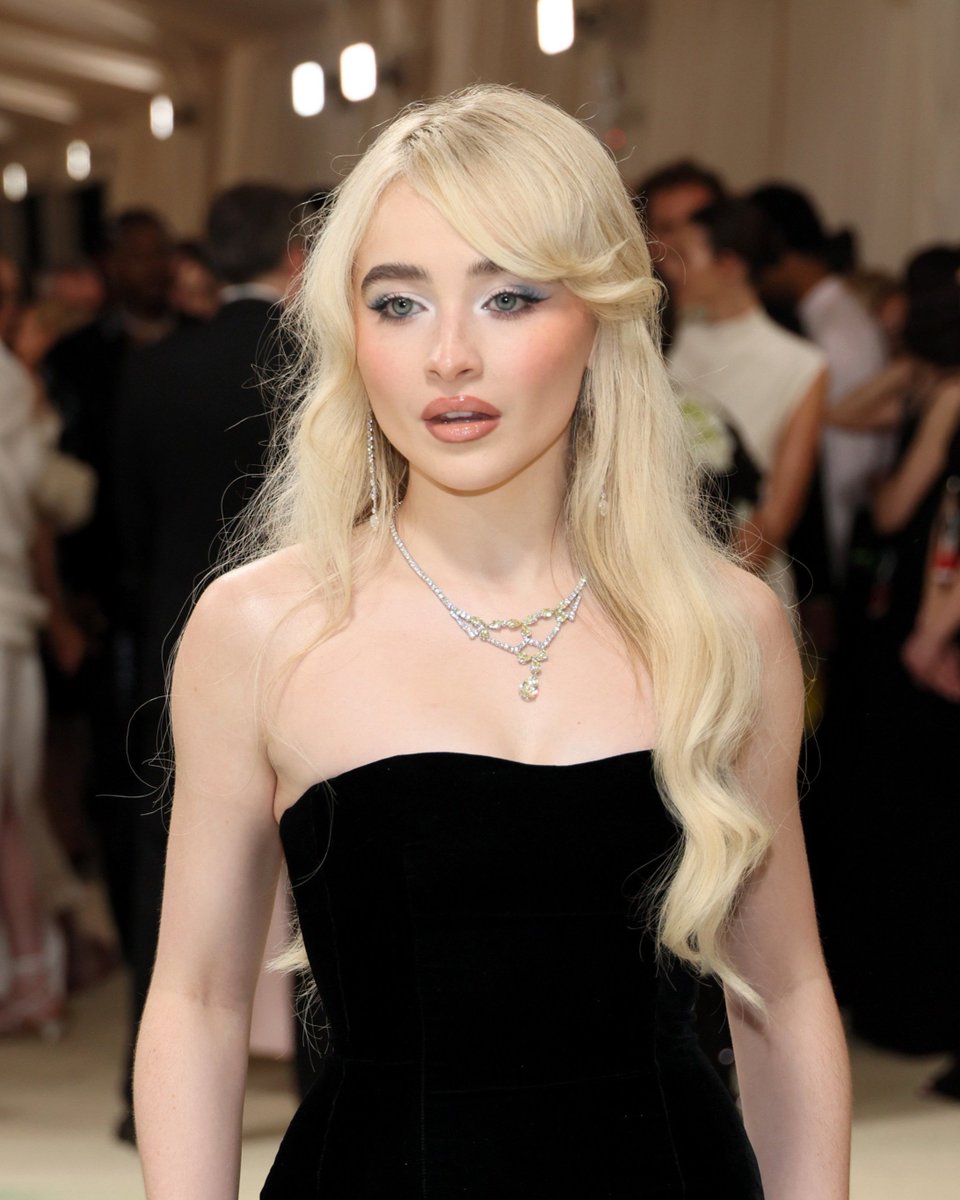 4K | Sabrina Carpenter at the 2024 Met Gala
