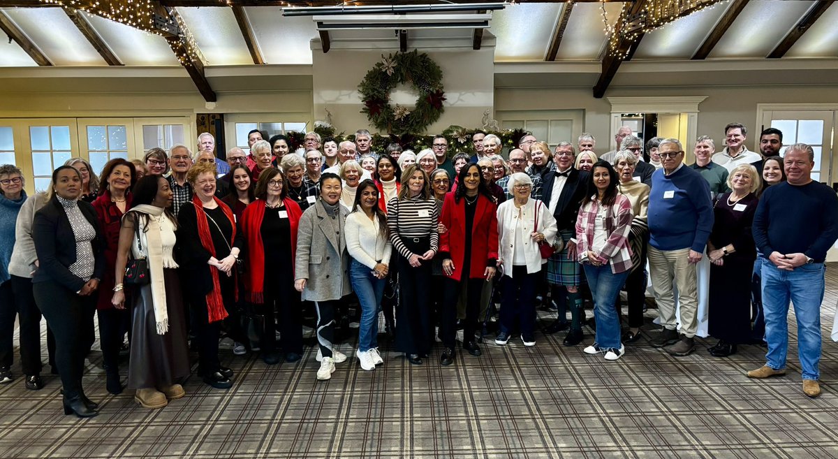 AnitaAnandMP's tweet image. Aujourd’hui, j’ai remercié nos nombreux bénévoles pour leur dévouement à #Oakville au fil des années, y compris pendant l’#Élection2025. On continue! 🩷🙏🏽