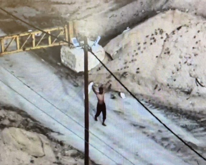 ceanmedia's tweet image. A Hamas operative crossed the Yellow Line today and surrendered to Israeli forces, admitting he was recently recruited but realized it was a mistake. A reminder that even in conflict, redemption and change are possible. #Peace #Security #SecurityUpdate