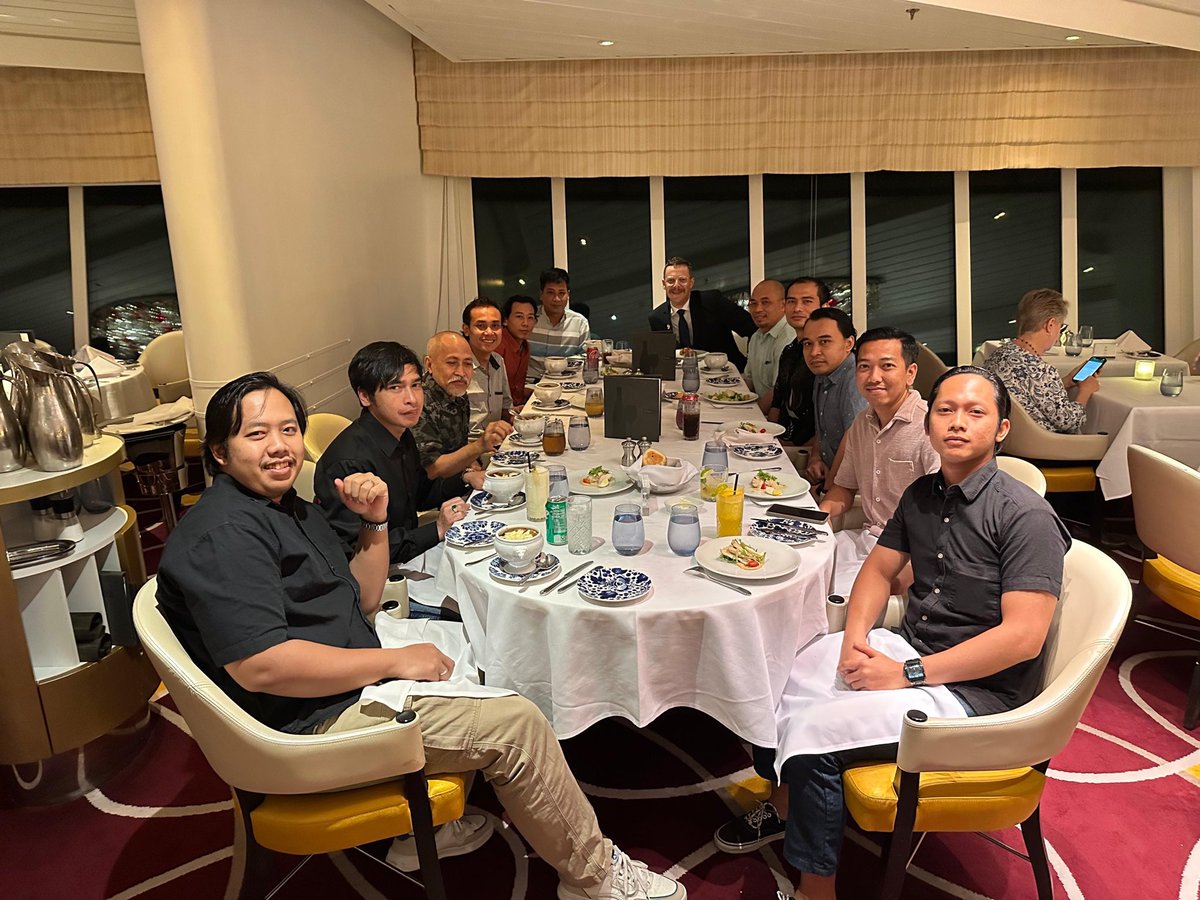 cakbi18's tweet photo. Alhamdulillah udah di penghujung part 4,di part ini seneng banget karena bisa beli hp impian sejak beberapa tahun lalu, dan alhamdulillah lingkungan kerja uda mulai membaik meskipun kadang agak dongkol,yok bismillah besok menuju part 5/8 yang artinya h-3 bulan lage pulang💪🏻💪🏻 https://t.co/fRzAKU5qFY