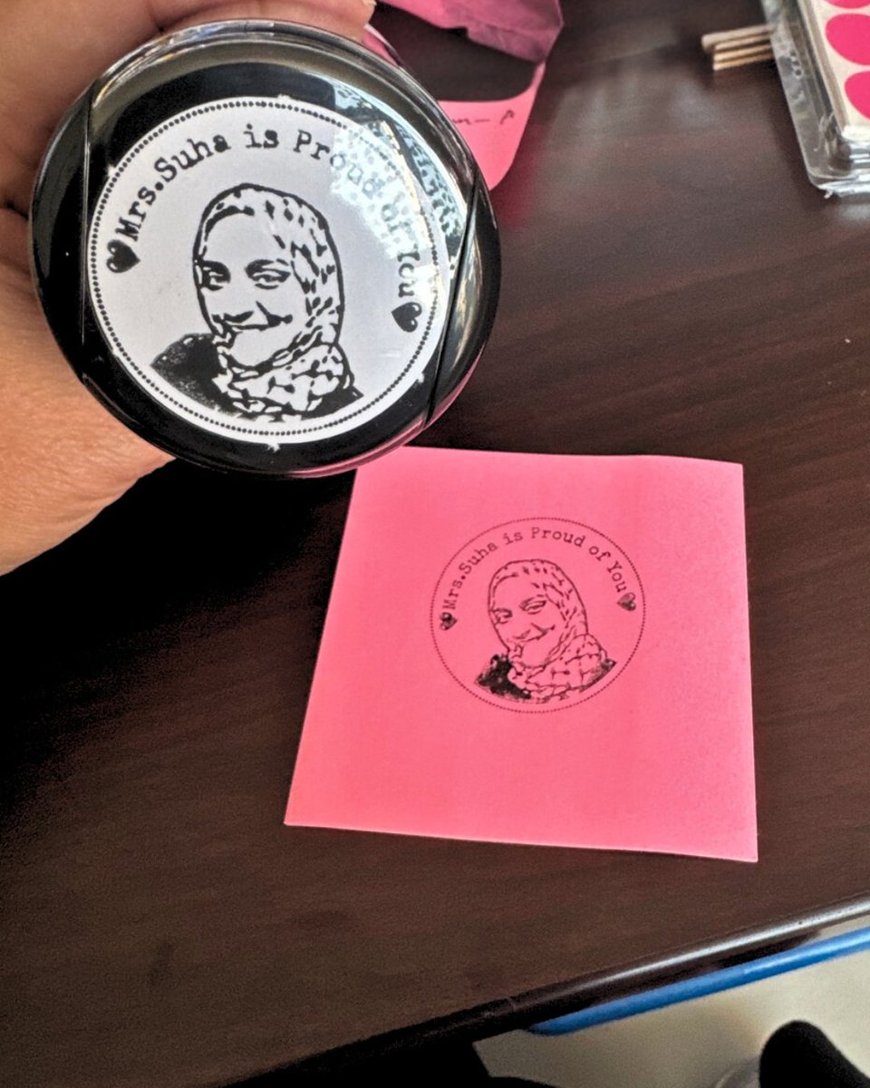 RileyprintShop's tweet image. Our self-inking face stamps prove classroom essentials don’t have to be boring. Personalized with your portrait and message, they make students feel seen and supported. Just stamp once and spread joy everywhere. 🖤✨

📸 : Suha 

#rubberstamping #holidaygiftideas #facestamp
