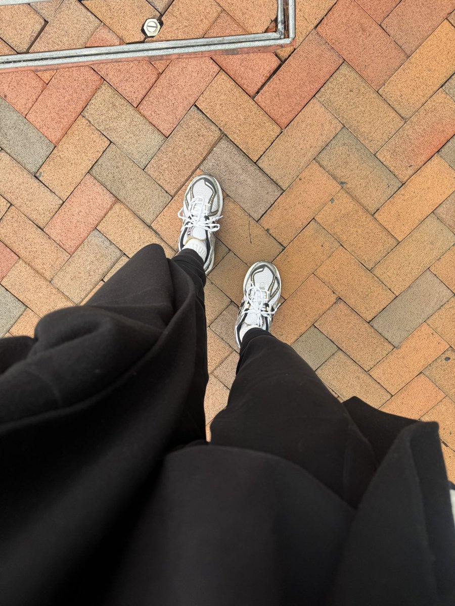 いつものスウェットonエルメスにNew Balance 1906❤️