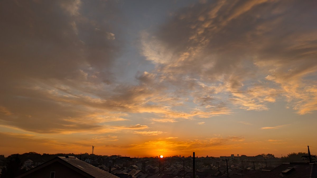chakom27's tweet photo. おはようございます☀
#今朝そら
#空が好きな人と繋がりたい 
#空が好き 
#窓から見える景色 https://t.co/4YOGVZEUUY