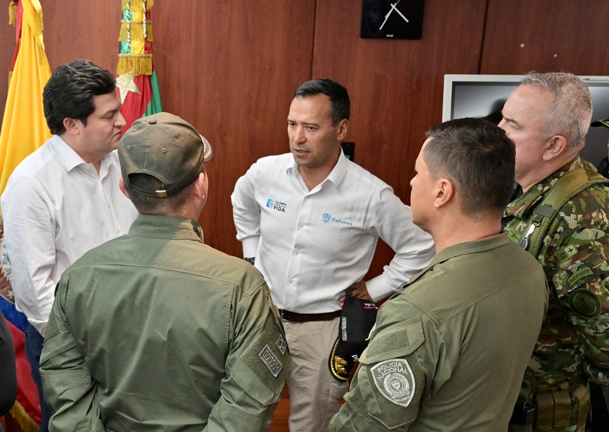 mindefensa's tweet photo. Con la presencia del ministro de Defensa, @PedroSanchezCol, a esta hora se realiza en Bucaramanga un consejo extraordinario de seguridad. 

En este encuentro, al que asistieron autoridades nacionales y regionales, se diseñarán estrategias que permitan garantizar la seguridad y bienestar de los bumangueses y los habitantes de su área metropolitana.

La Fuerza Pública y la institucionalidad no se doblegarán ante la criminalidad. La enfrentaremos y la derrotaremos.