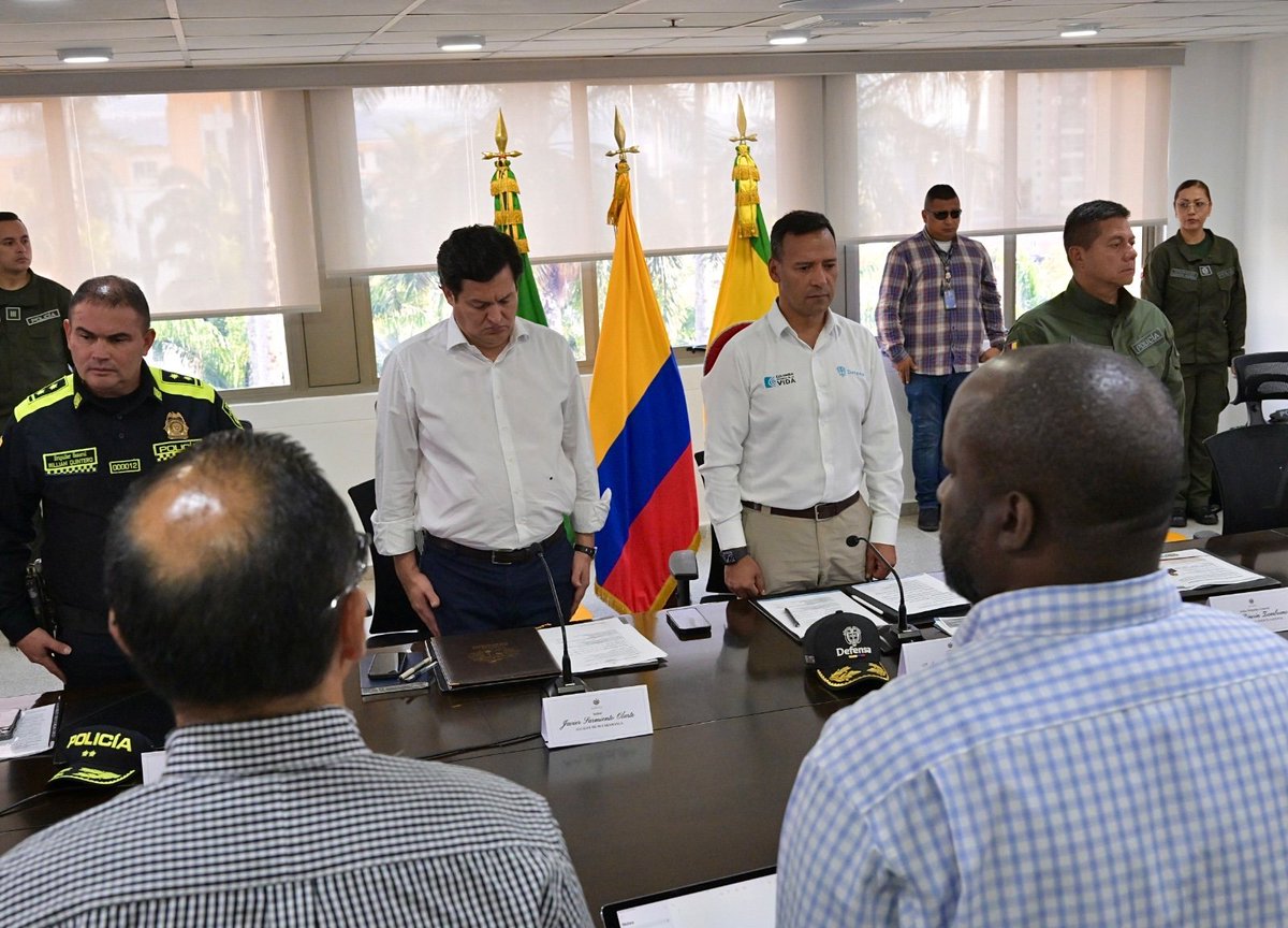 mindefensa's tweet photo. Con la presencia del ministro de Defensa, @PedroSanchezCol, a esta hora se realiza en Bucaramanga un consejo extraordinario de seguridad. 

En este encuentro, al que asistieron autoridades nacionales y regionales, se diseñarán estrategias que permitan garantizar la seguridad y bienestar de los bumangueses y los habitantes de su área metropolitana.

La Fuerza Pública y la institucionalidad no se doblegarán ante la criminalidad. La enfrentaremos y la derrotaremos.