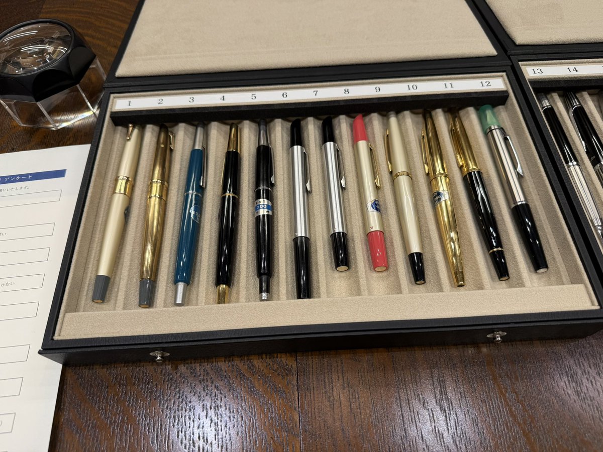 keiseki01's tweet image. パイロットの「万年筆を愉しむ会」で披露された歴代キャップレスのセットです。大きなキャップレスは、内部構造を説明するための模型だそうです。

#パイロット
#万年筆を愉しむ会
#パイロットサイコー
