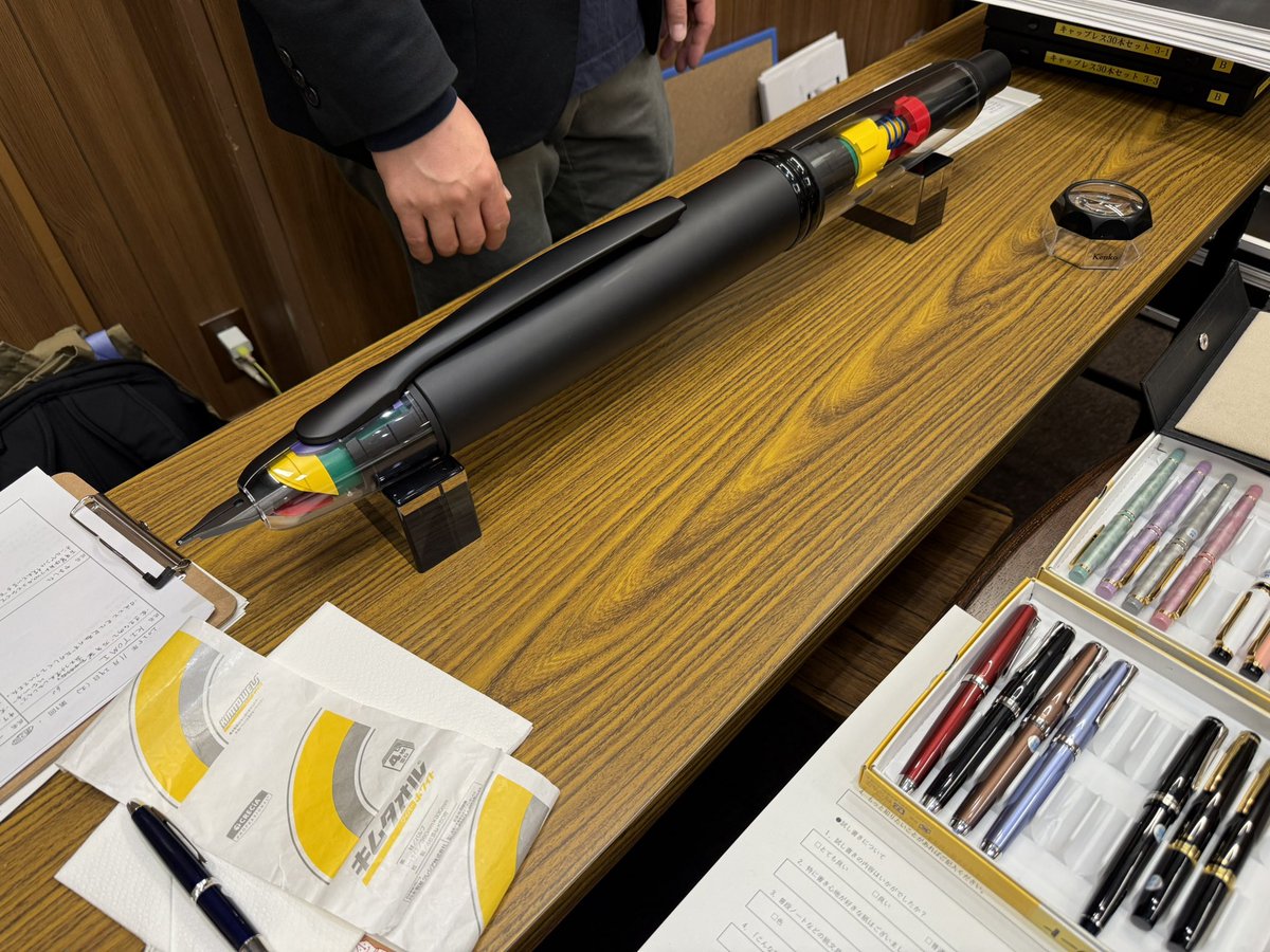 keiseki01's tweet image. パイロットの「万年筆を愉しむ会」で披露された歴代キャップレスのセットです。大きなキャップレスは、内部構造を説明するための模型だそうです。

#パイロット
#万年筆を愉しむ会
#パイロットサイコー