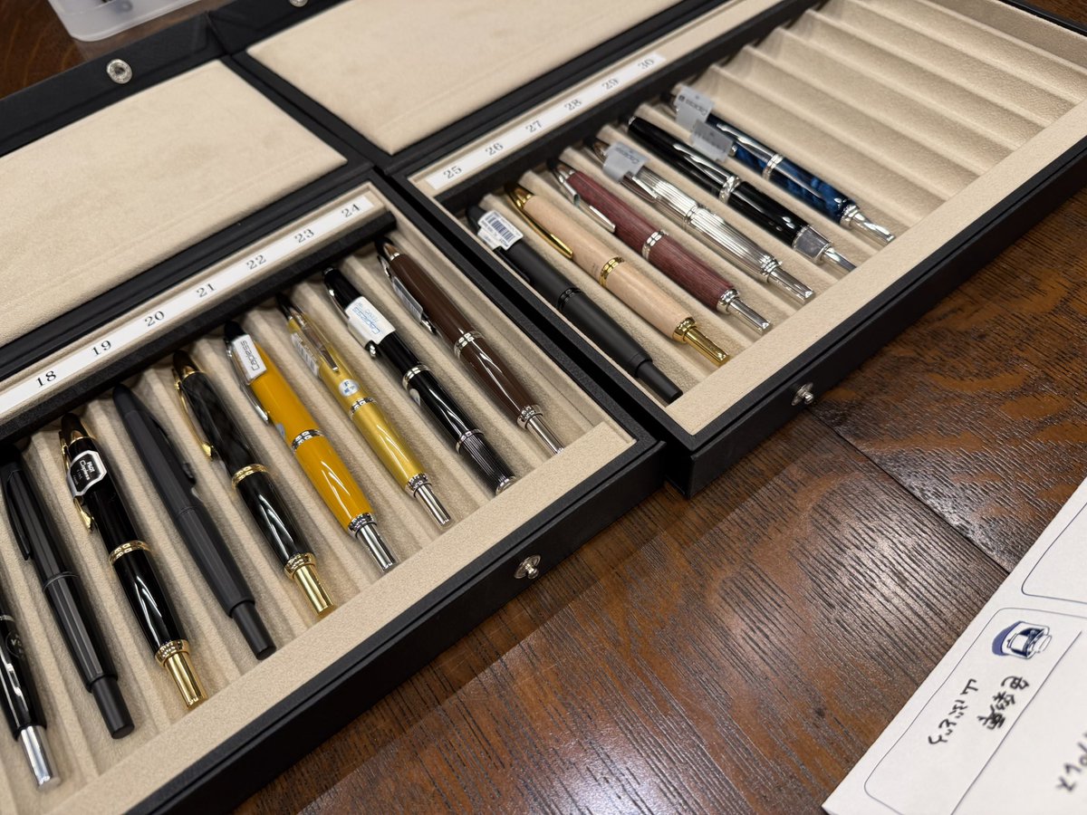 keiseki01's tweet image. パイロットの「万年筆を愉しむ会」で披露された歴代キャップレスのセットです。大きなキャップレスは、内部構造を説明するための模型だそうです。

#パイロット
#万年筆を愉しむ会
#パイロットサイコー