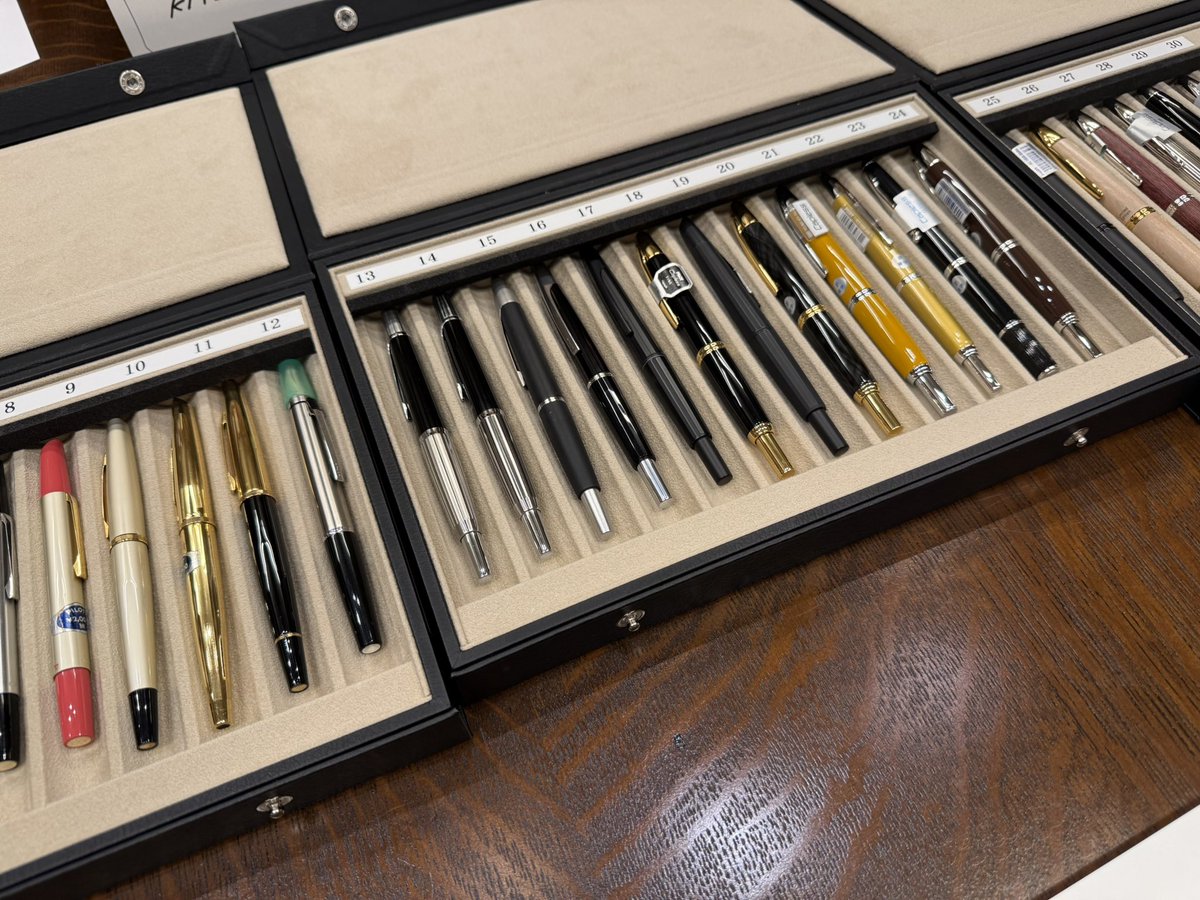 keiseki01's tweet image. パイロットの「万年筆を愉しむ会」で披露された歴代キャップレスのセットです。大きなキャップレスは、内部構造を説明するための模型だそうです。

#パイロット
#万年筆を愉しむ会
#パイロットサイコー