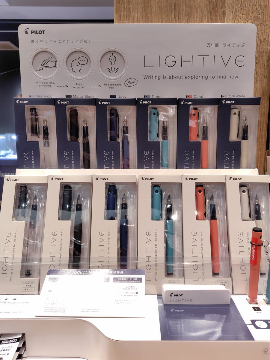 quill_anchor's tweet photo. PILOT LIGHTIVE（ライティブ）
新色が仲間入りしリニューアルました！

軽やかなボディとすっきりしたデザインが人気のライティブ。

今回加わった柔らかなカラーは、デスクまわりをさりげなく華やかにしてくれます。

万年筆デビューにもおすすめの一本です。

#万年筆 #LIGHTIVE #パイロット https://t.co/MRGqO1ngRo