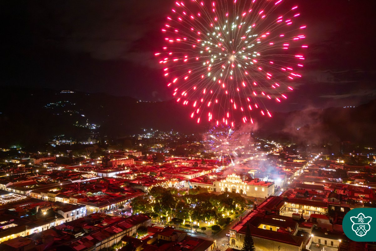 ✨ Antigua Guatemala brilló con el inicio de la temporada navideña. Vecinos y visitantes disfrutaron una tarde llena de luz en la Plaza Mayor, con el apoyo de Banco Industrial. 🎄✨ #HagamosHistoria