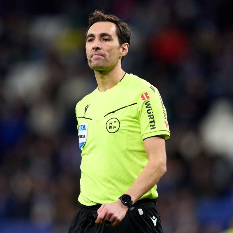 🚨 RMTV | حتى عندما كان ريال مدريد يتقدم بـ6 نقاط على برشلونة، تم تقليص الفارق بالتحكيم لا باللعب.

اليوم عاد المسلسل نفسه، وبنفس الأبطال بقيادة دي بورغوس. 

نعم، ريال مدريد لا يلعب بمستواه المعهود، لكن الحقيقة المرة أن الحكام هم من يُسقطونه، وليس المنافسون فقط.

المسؤولون عن