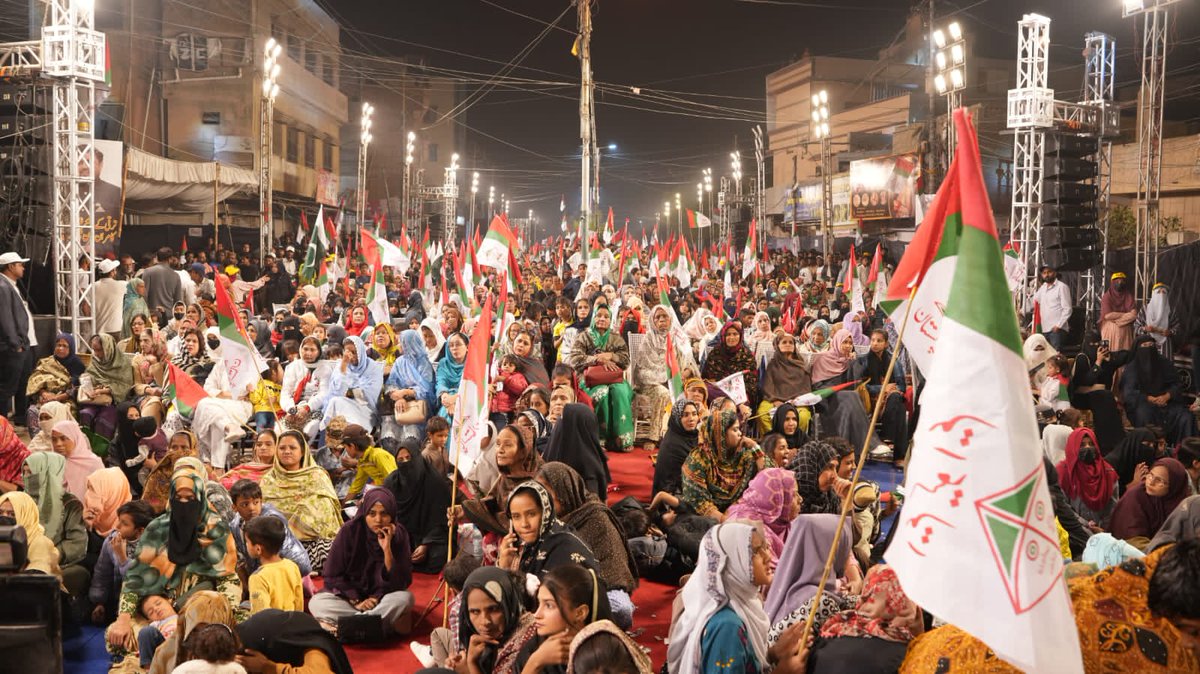 MQMPKOfficial's tweet photo. ہم نے اپنے حصے سے زیادہ قربانی دے چکے ہیں اب کسی اور کی باری ہے کوئی ہمیں ڈرا کر دیوار سے نہیں لگاسکتا ہماری خاموشی ہماری کمزوری نہیں بلکہ ہماری تربیت ہے،پہلے سرجانی اور ملیر کے عوام نے باہر نکل کر حق پرستی کا ثبوت دیاچیئرمین ڈاکٹر خالد مقبول صدیقی
#MQMPakistan
#MQMPRisesAgain https://t.co/JRZyMOThfb