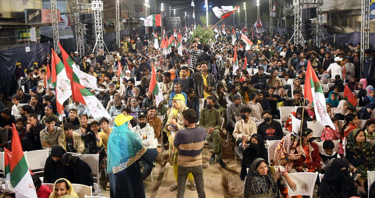 MQMPKOfficial's tweet photo. ہم نے اپنے حصے سے زیادہ قربانی دے چکے ہیں اب کسی اور کی باری ہے کوئی ہمیں ڈرا کر دیوار سے نہیں لگاسکتا ہماری خاموشی ہماری کمزوری نہیں بلکہ ہماری تربیت ہے،پہلے سرجانی اور ملیر کے عوام نے باہر نکل کر حق پرستی کا ثبوت دیاچیئرمین ڈاکٹر خالد مقبول صدیقی
#MQMPakistan
#MQMPRisesAgain https://t.co/JRZyMOThfb
